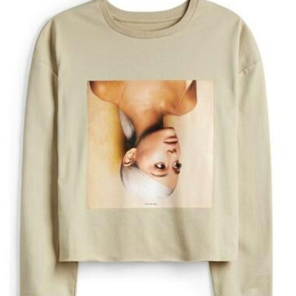 Ariana Grande cropped pullover